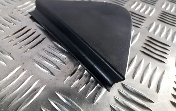 Rear fender molding trim