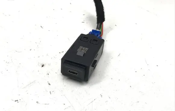 Opel Frontera USB socket connector 98638237ZD 9863816680