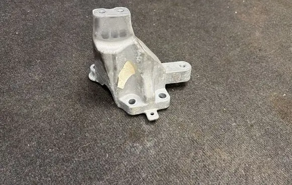 Jeep Grand Cherokee WL Engine mounting bracket 68375850AA