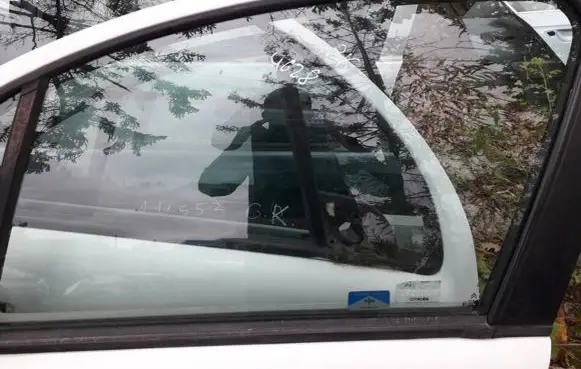 Citroen C3 Front door window glass four-door