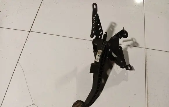 Volvo V50 Clutch pedal 4n517b633eh