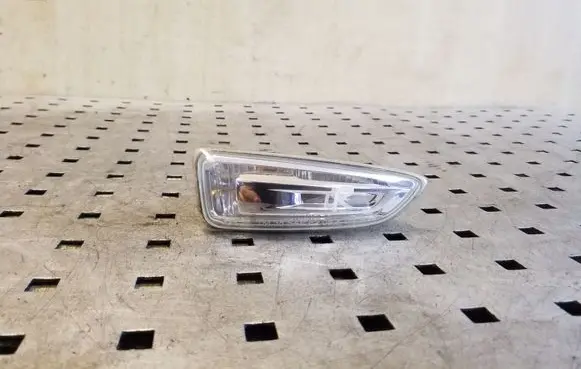 Opel Zafira C Front fender indicator light 13273104 E1012724