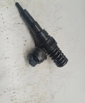 Volkswagen PASSAT B6 Fuel injector 038130073AJ 0414720037