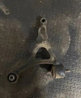 Volvo XC90 Front lower control arm/wishbone 8646613