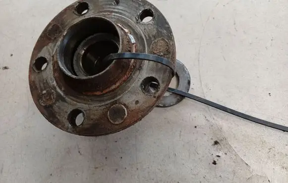 Volkswagen PASSAT B6 Rear wheel hub