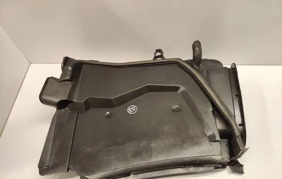 BMW 5 E39 Air filter box 8379624 64318379624
