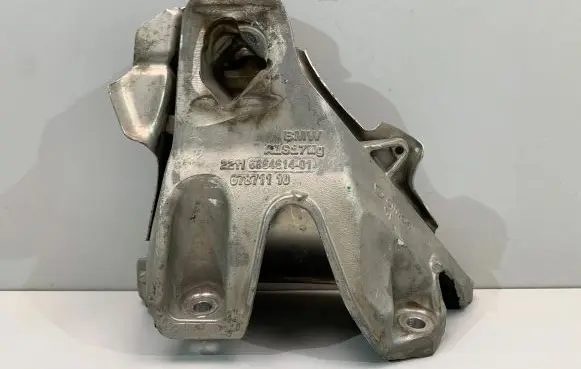 BMW X5 F15 Engine mounting bracket 6864614
