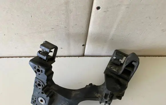 KIA Ceed Headlight/headlamp mounting bracket ET013E