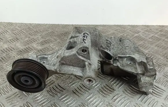 KIA Sorento Generator/alternator bracket 