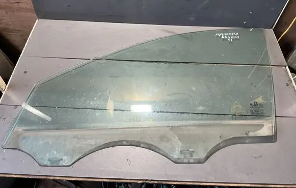 Hyundai Sonata Front door window glass four-door E000008 43R000383 DOT748M42AS2