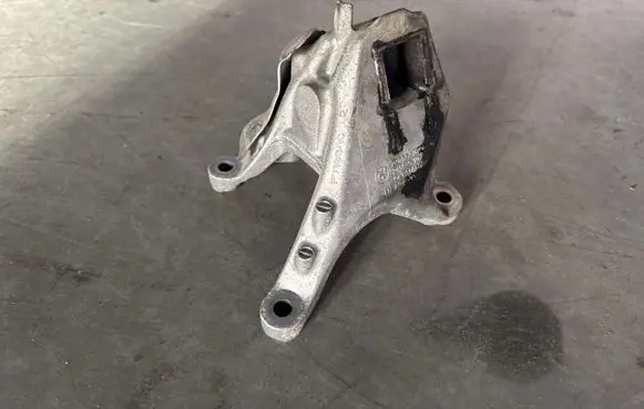 Engine mounting bracket
