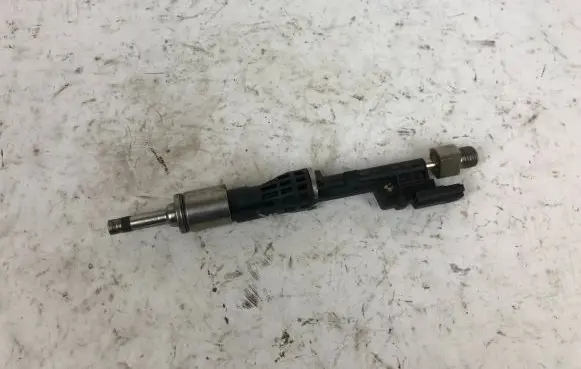 BMW 5 F10 F11 Fuel injector 7568607