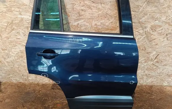 Volkswagen Tiguan Rear door