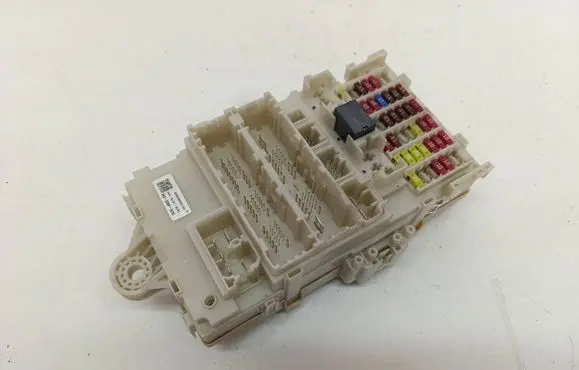 Honda HR-V Fuse module 747048330W T8MG211M1