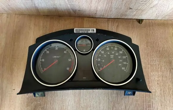 Opel Zafira B Speedometer (instrument cluster) 13309001