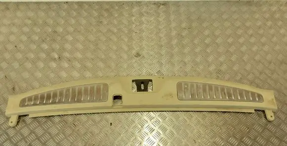 Trunk/boot sill cover protection