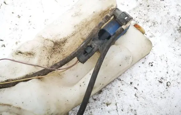 Renault Clio III Windscreen/windshield washer pump 246091 681155