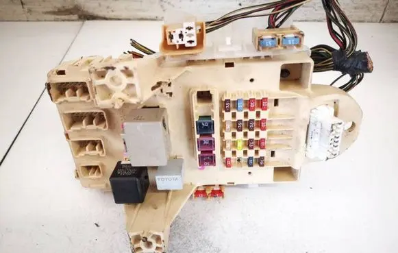 Toyota Corolla Verso AR10 Fuse box set 827300d040 82730-0d040