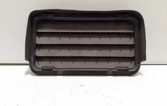 Quarter panel pressure vent