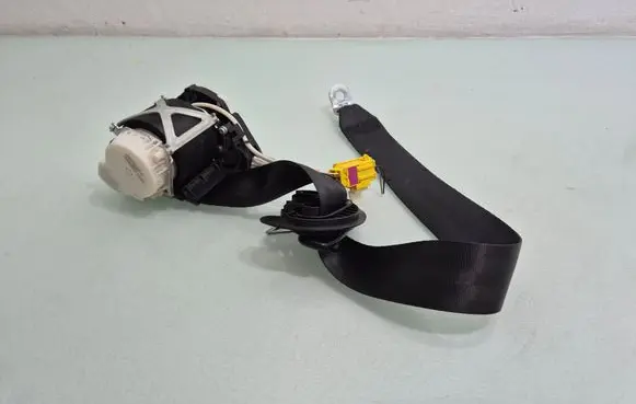 Volkswagen PASSAT B7 Front seatbelt 3C1857705P