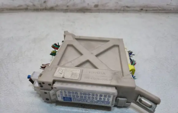 Lexus GS 250 350 300H 450H Fuse module 8273030L30
