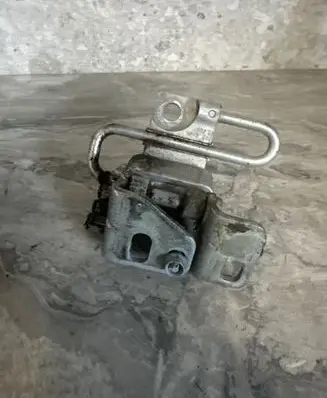 Volkswagen Golf VI Front door upper hinge 1K0831411Q P046575
