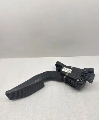 Accelerator throttle pedal