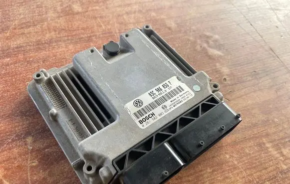 Volkswagen Touran I Engine control unit/module 03C906056F 0261S02003