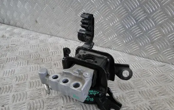 Engine mount vacuum valve