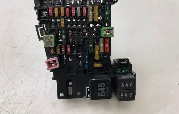 Volkswagen Golf VII Fuse module 5Q0937615C