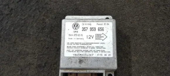 Volkswagen PASSAT B4 Airbag control unit/module 357959656