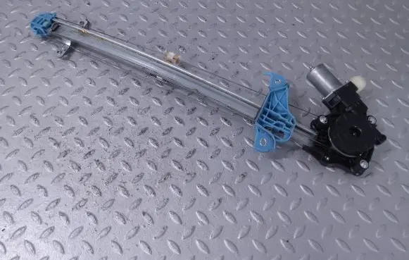 Suzuki Swift III Front door window regulator with motor 8340252R10