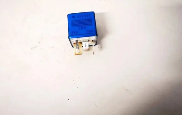 Volkswagen PASSAT B5 Other relay 8a0951253 899587