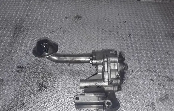 Volkswagen Touran I Oil pump 038115105C