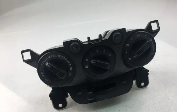 Mazda 2 Climate control unit DP751J13