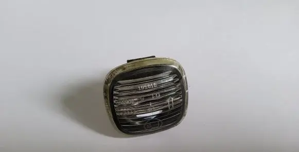 Front fender indicator light
