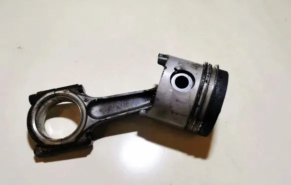 Hyundai Lantra II Piston with connecting rod