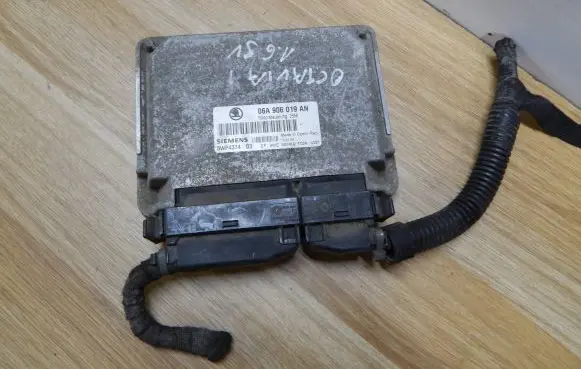 Skoda Octavia Mk1 (1U) Engine control unit/module 06A906019AN 5WP4374