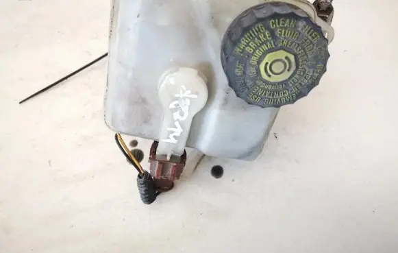 Brake fluid reservoir
