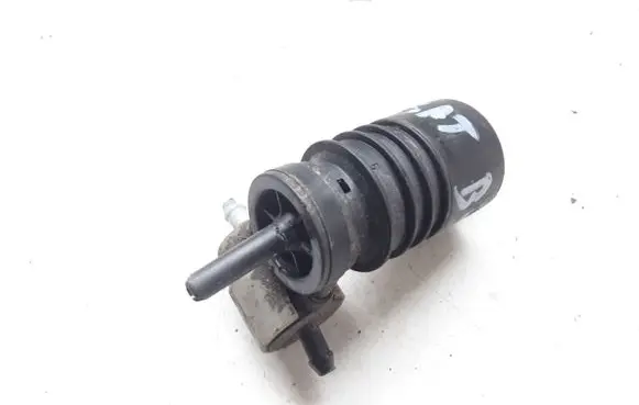 Volkswagen PASSAT B4 Windscreen/windshield washer pump