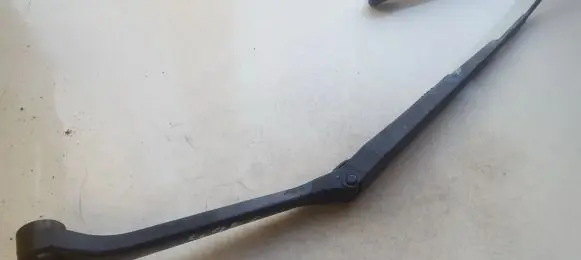 Toyota RAV 4 (XA20) Front wiper blade arm