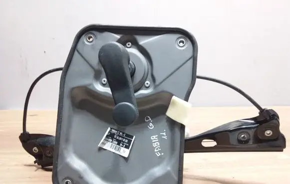 Rear door manual window regulator