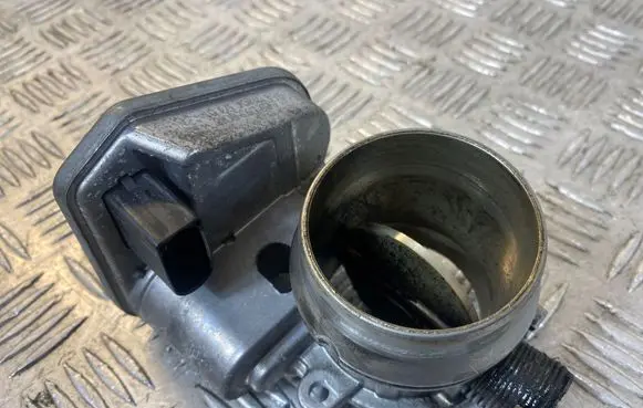 BMW 3 E90 E91 Throttle valve 7804373 B90930018