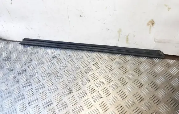 Mercedes-Benz GL X164 Front door glass trim molding A1647250765