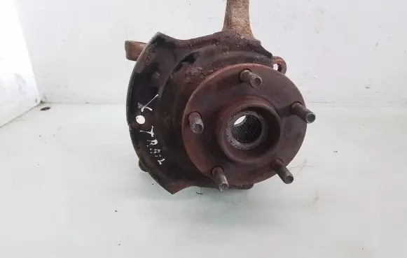 Nissan X-Trail T30 Front wheel hub