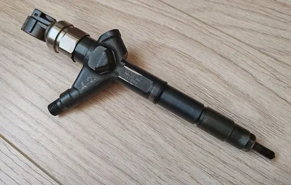 Nissan Almera N16 Fuel injector AW400AW4