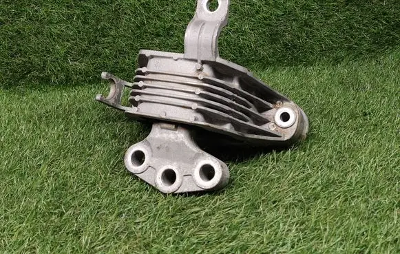Opel Astra J Engine mount bracket 13347453