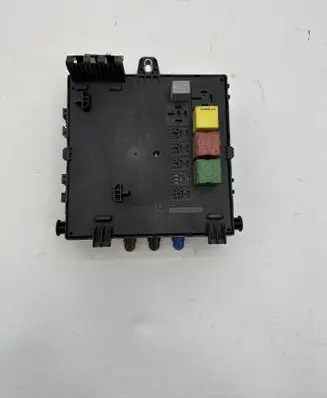 Opel Vectra C Fuse module 13205779