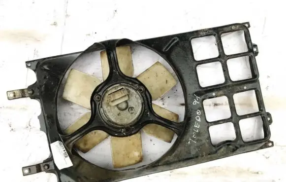 Radiator cooling fan shroud
