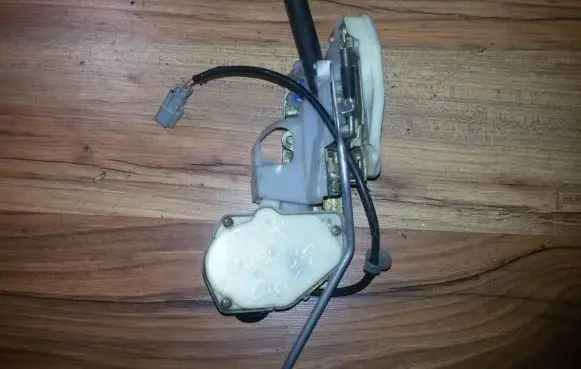 Honda CR-V Front door lock